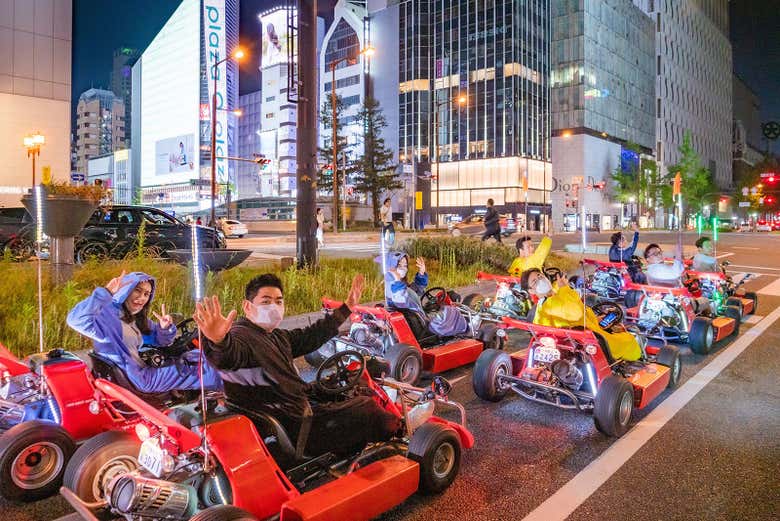 Des aventuriers pendant la balade en kart dans Osaka
