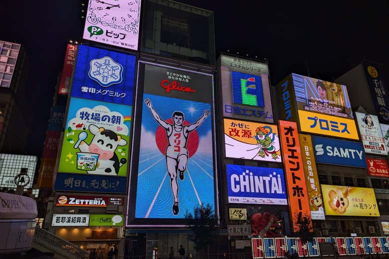 Você verá os famosos cartazes de Dotonbori