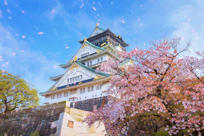 Il castello di Osaka in primavera