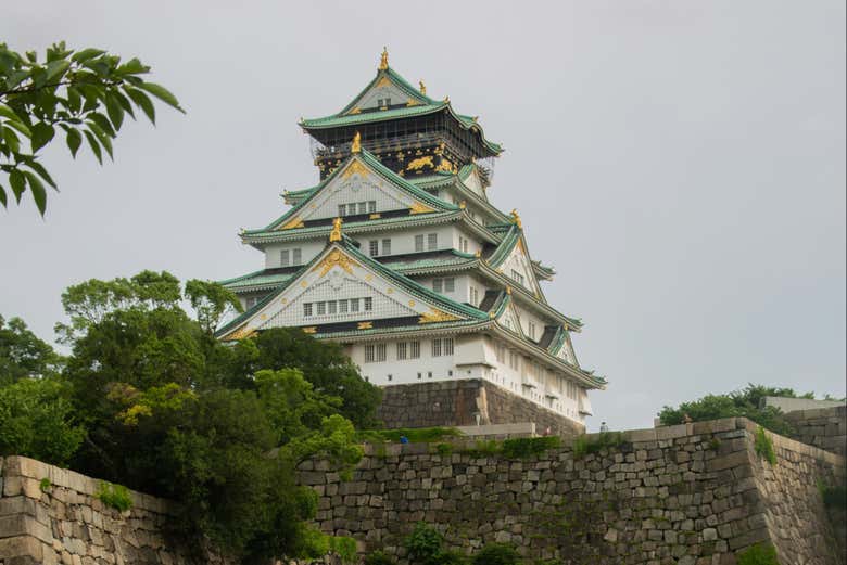 O castelo de Osaka no topo de um forte