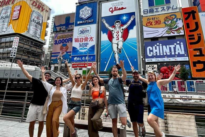 Em frente ao anúncio da Glico, no canal de Dotonbori