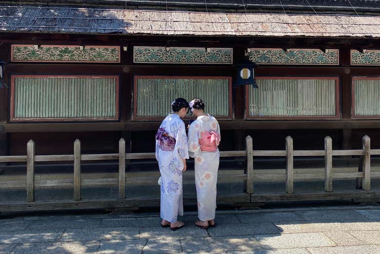 Deux femmes en costume japonais