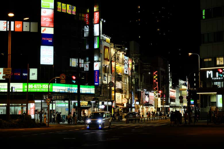 Centro de Osaka iluminado