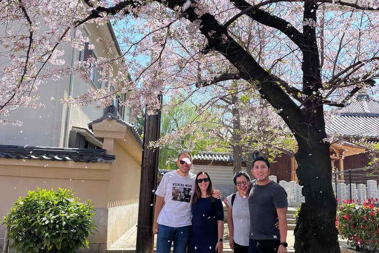 Foto de grupo junto a un almendro en flor