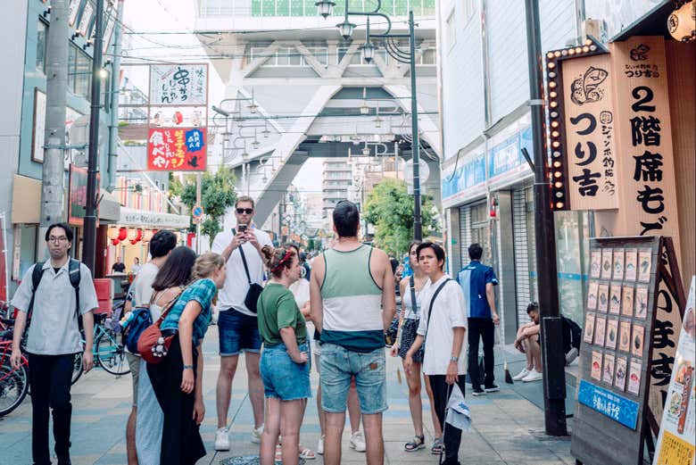 Grupo en las inmediaciones de la torre Tsūtenkaku
