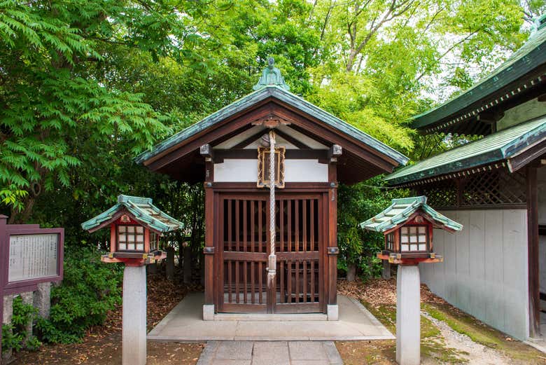 Visit the Hokoku Shrine