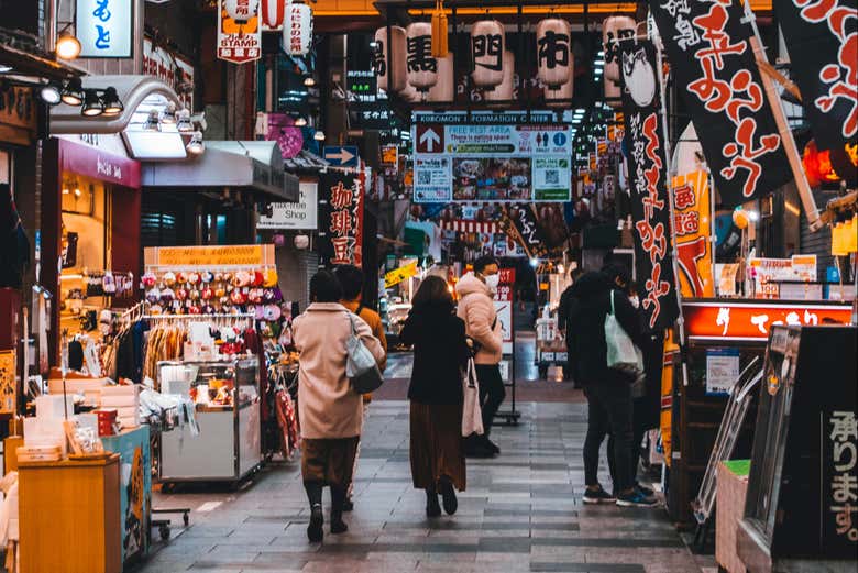 Pessoas visitando o mercado Kuromon
