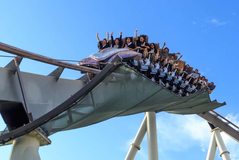 Disfrutando de las atracciones del parque