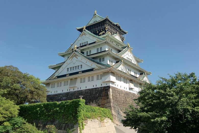 Temple construit sur des murs en pierre