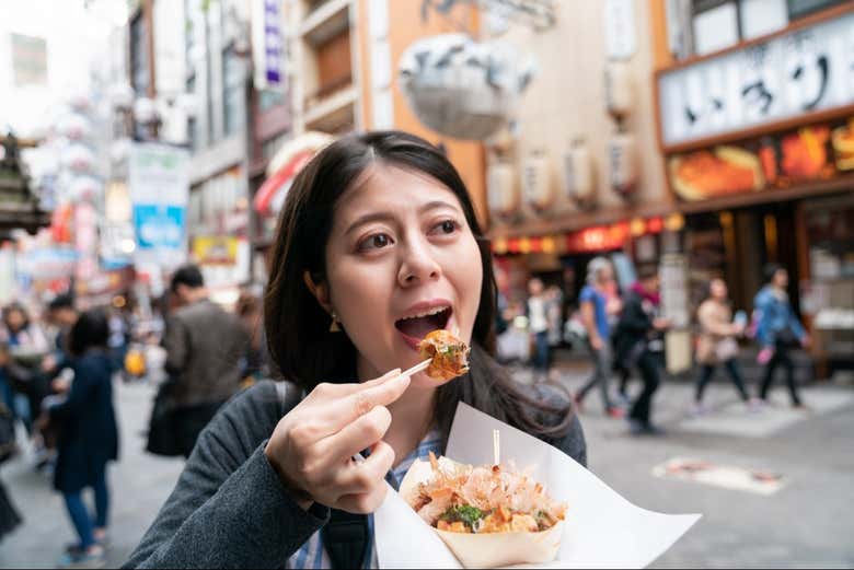 Probando un delicioso takoyaki