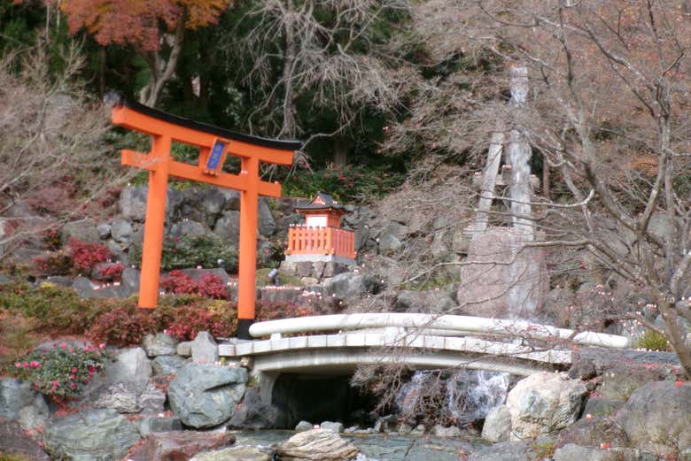 Um ponte com um "torii"