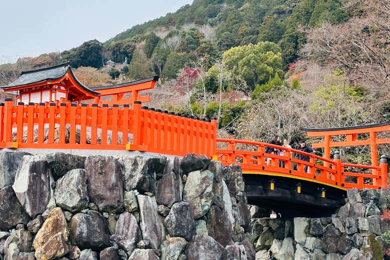 Uma ponte vermelha nos arredores do templo