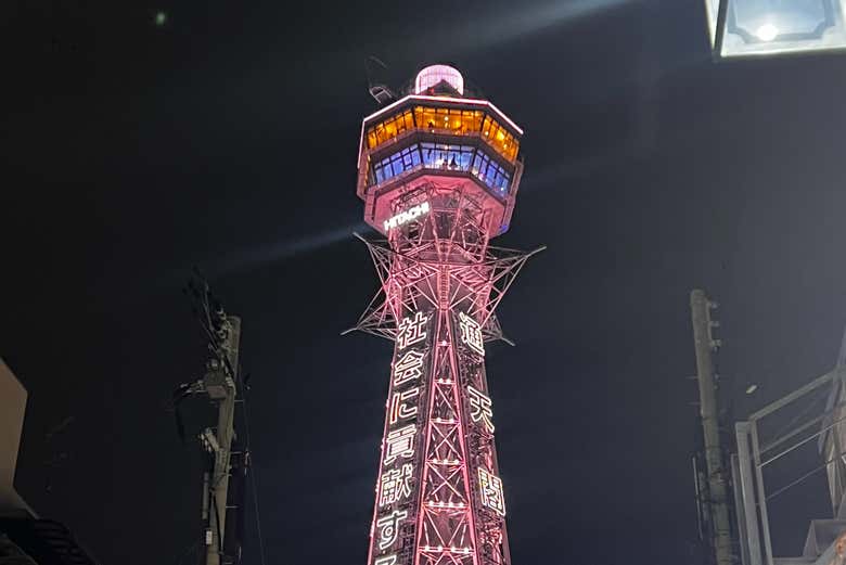 Torre de Tsutenkaku iluminada al anochecer