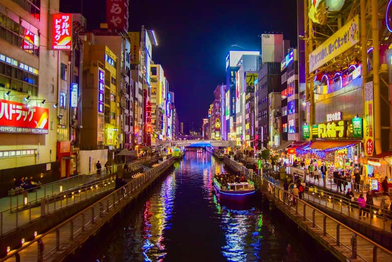 Cores neóns de Osaka à noite