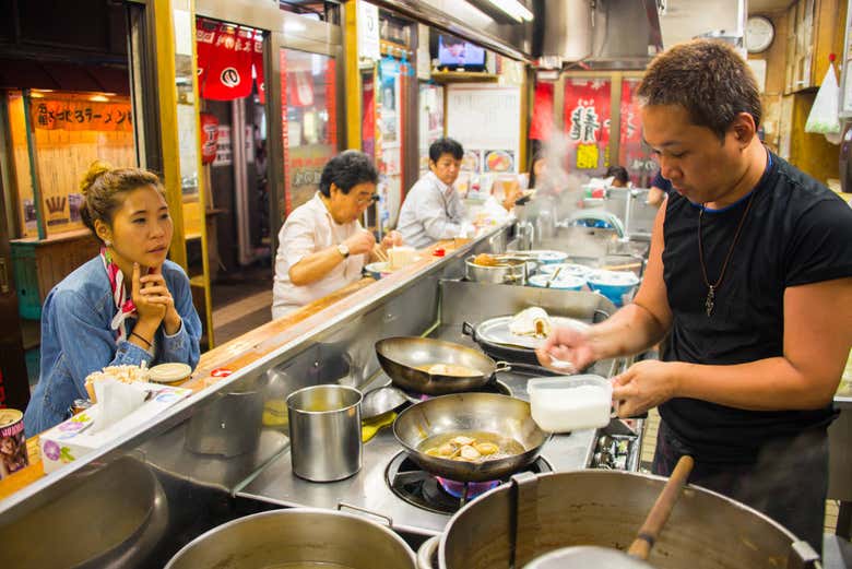 Cozinheiros fazendo ramen
