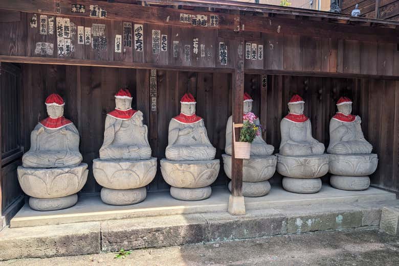 Estatuas de Jizo, en el templo Hida Kokubunji