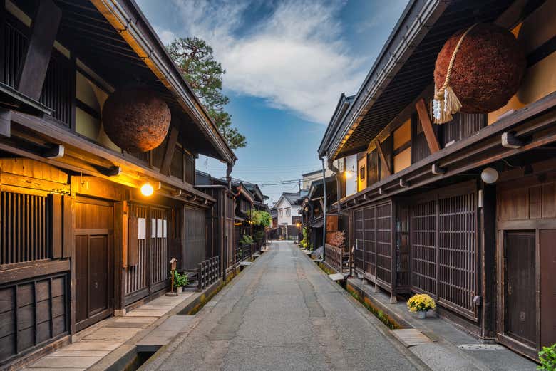 Stroll along Sannomachi Street