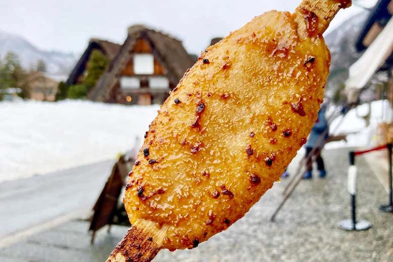 Um famoso gohei mochi em Shirakawago