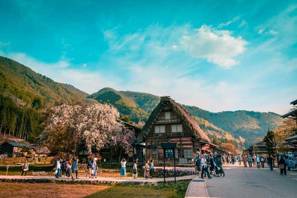 Shirakawago & Kanazawa Day Trip by Bullet Train