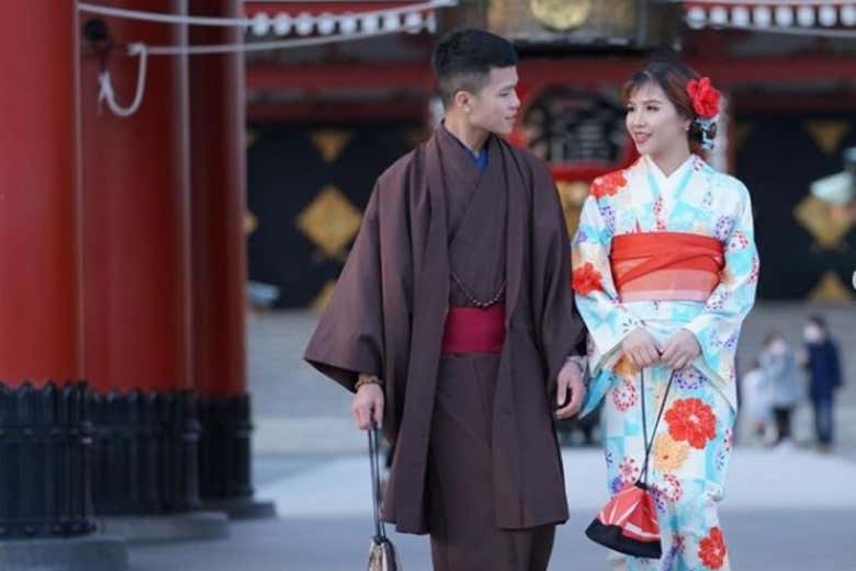 Indossando il kimono tradizionale