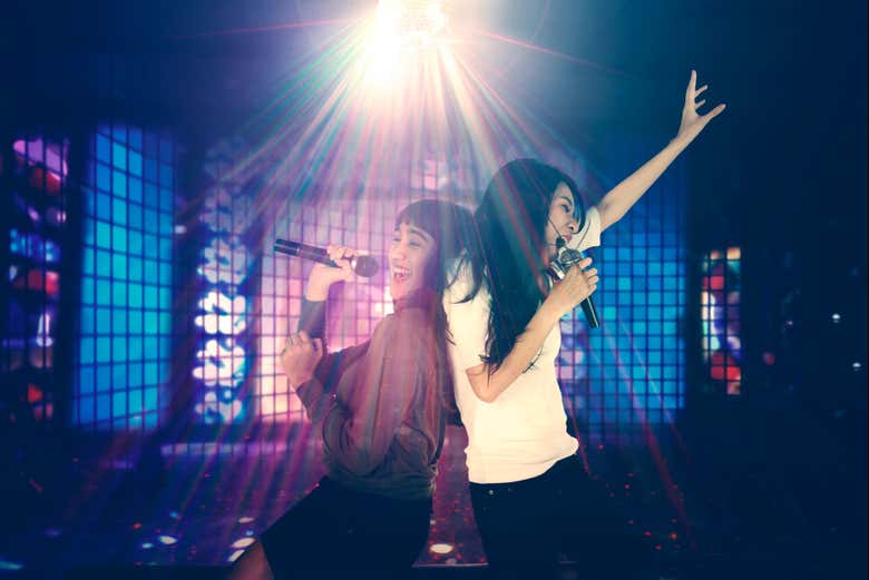 ¡Dándolo todo en el karoke!