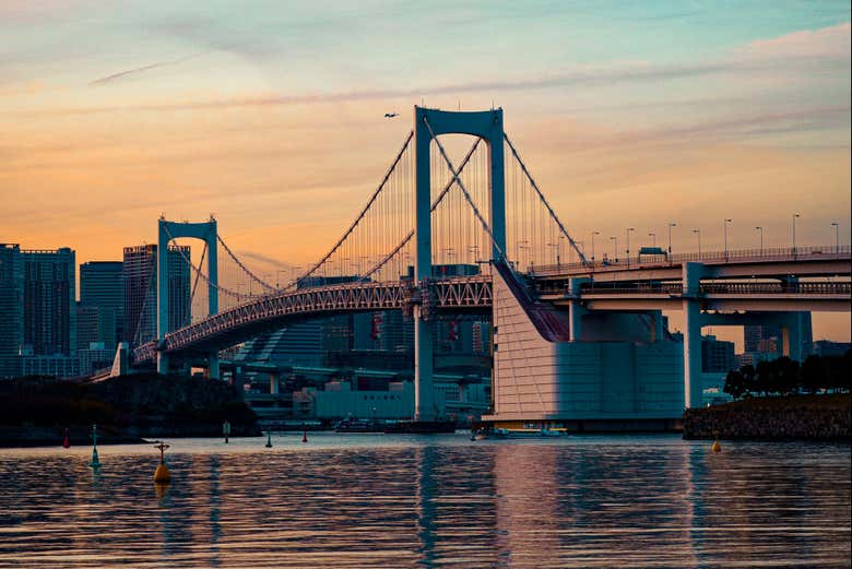 Entardecer sobre uma ponte em Odaiba