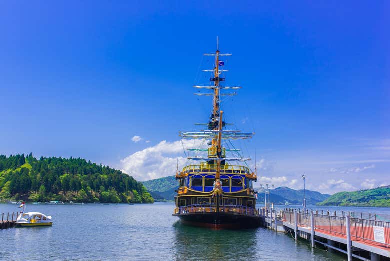 Barco en el lago Ashi