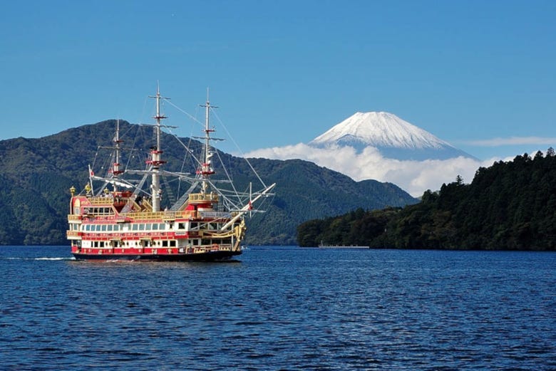 Paseo en barco pirata por el lago Ashi