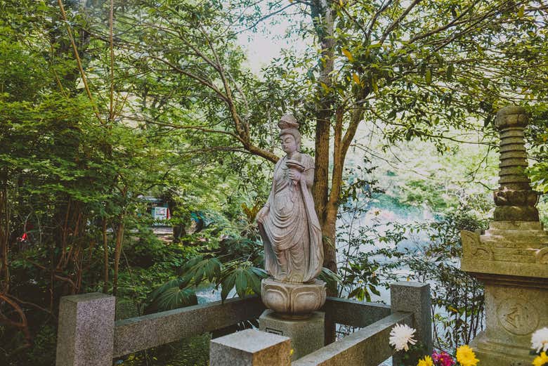 Una statua della dea Benzaiten