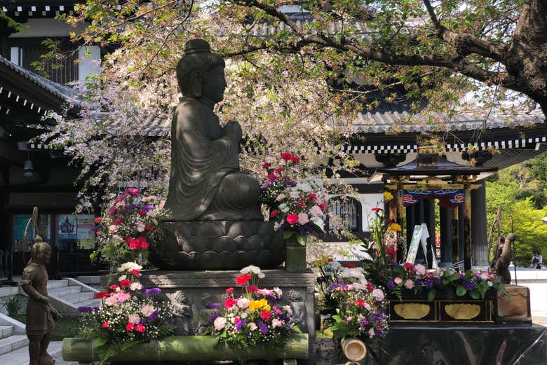 Un buda de piedra en uno de los templos budistas de Kamakura