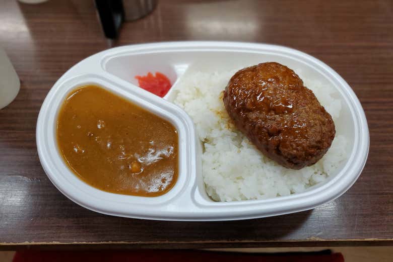 Dîner chaud servi dans le refuge