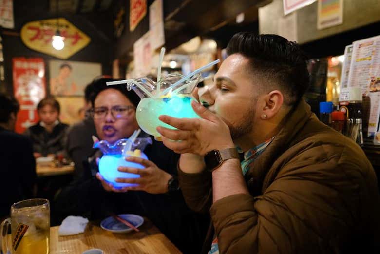 Degustando un cocktail a Tokyo