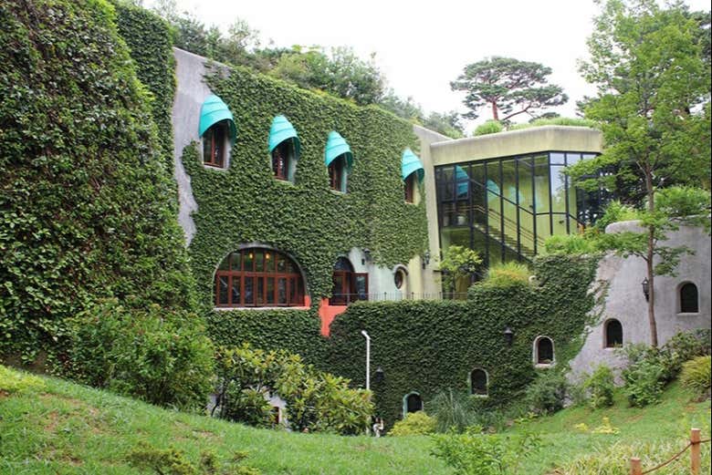 Arquitectura cubierta de vegetación en el Museo Ghibli