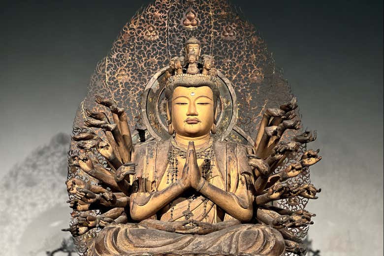 Detalle de la escultura de Buda de oro