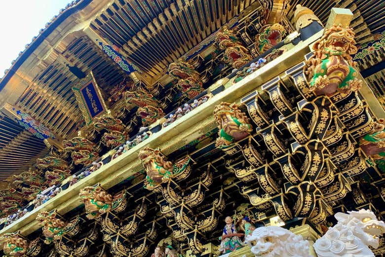 Dragones, flores y leyendas en la puerta Yomeimon