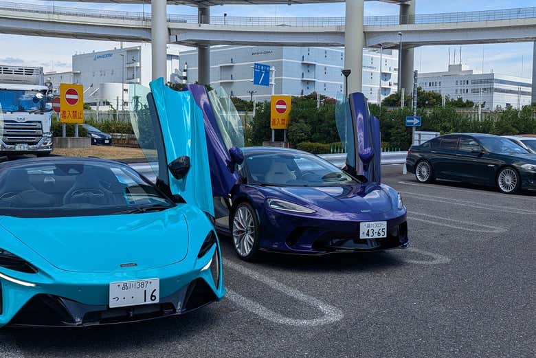 Dos coches expuestos en Daikoku Parking Area