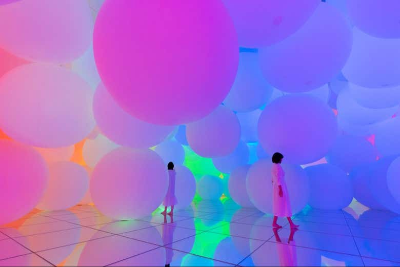 Una sala llena de enormes globos de colores
