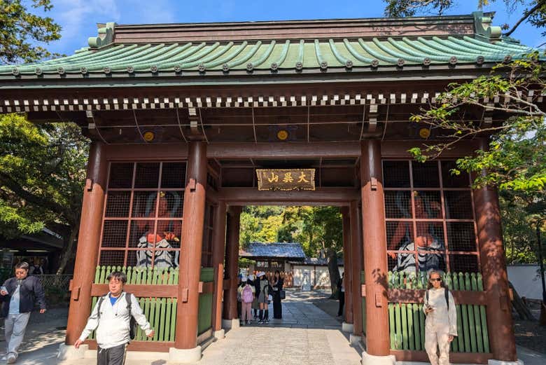 Entrando al templo Kotokuin para conocer al Gran Buda