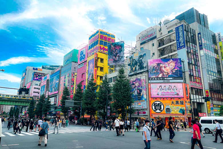 Carteles de anime en Akihabara