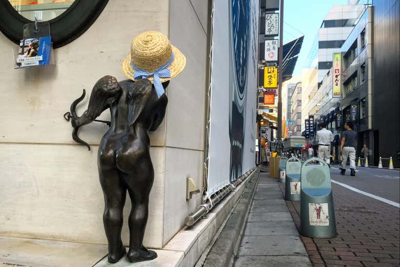Una escultura de Cupido en el barrio de Ginza