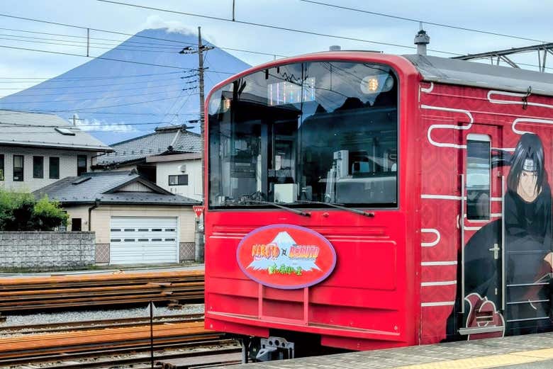 Um trem passando com o Monte Fuji ao fundo