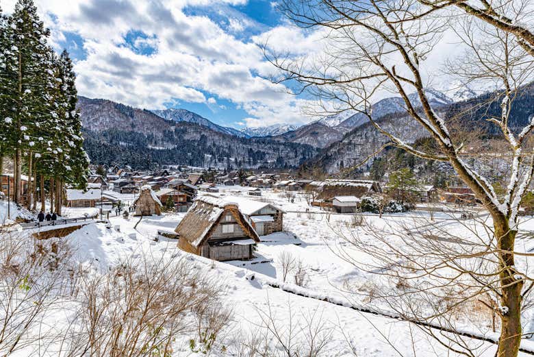 Admire Shirakawago's fairy tale-like village blanketed in snow