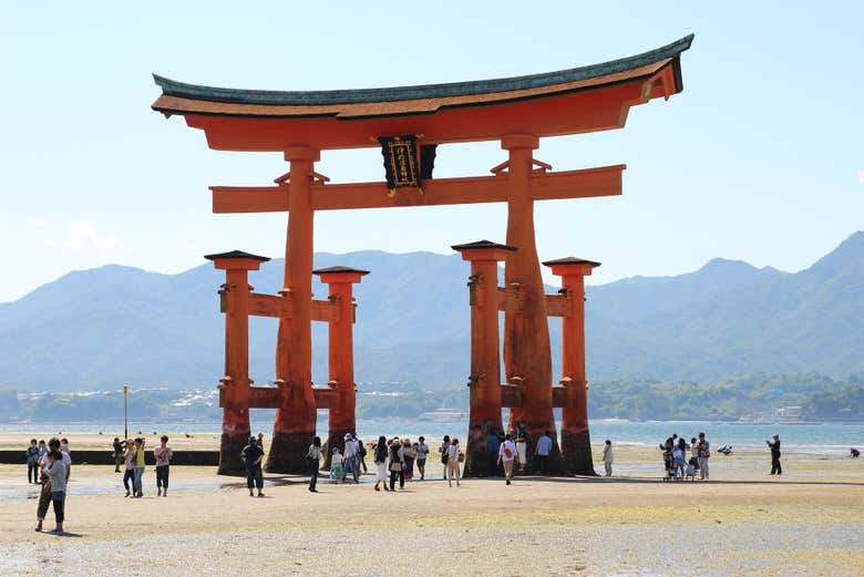 El torii flotante durante la marea baja