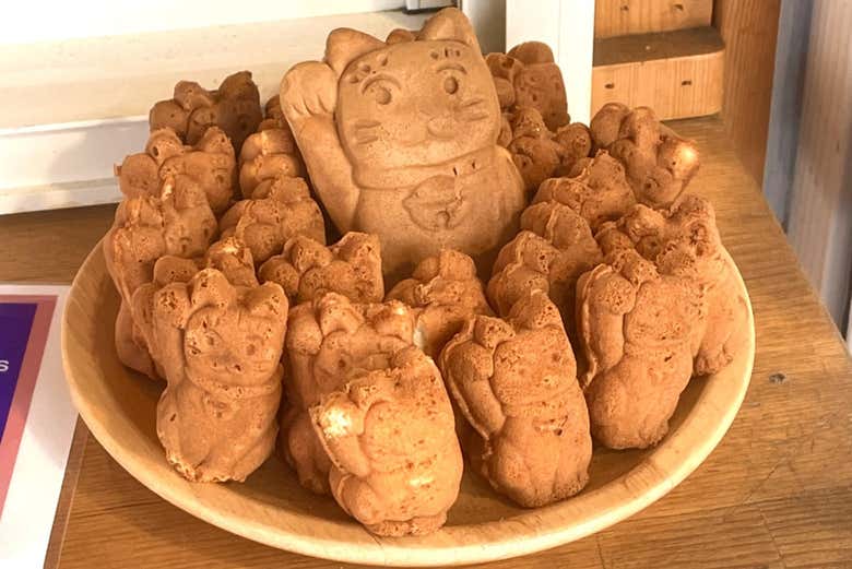 Enjoy cat-themed desserts