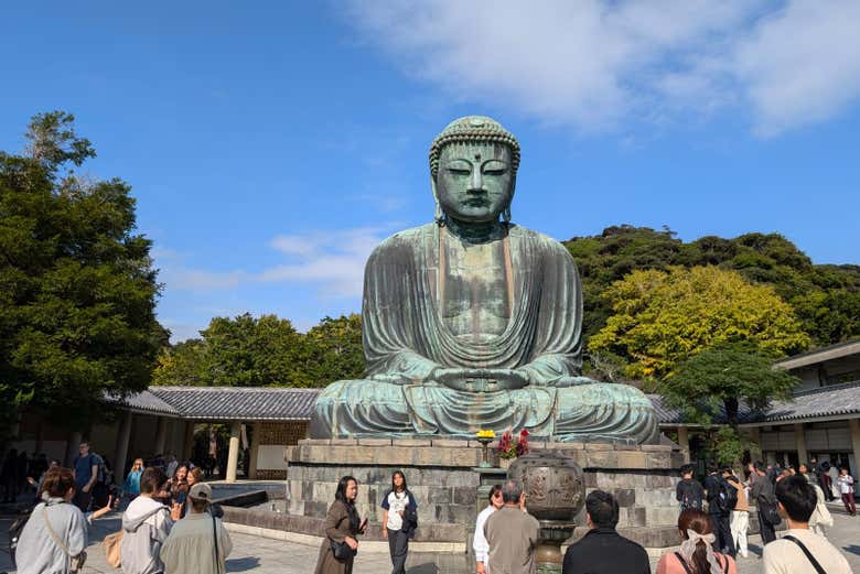 Contemplando el imponente Gran Buda de Kamakura