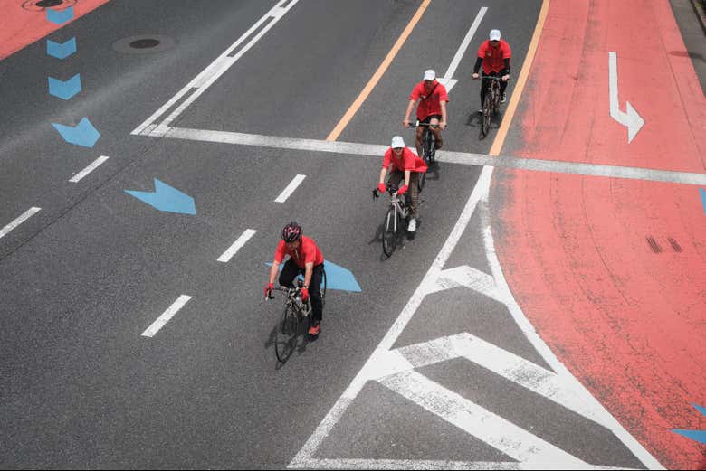Grupo pedalando por Tóquio