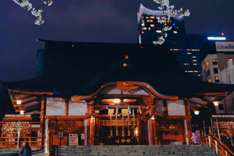 Admire the mid-17th century Hanazono Shrine