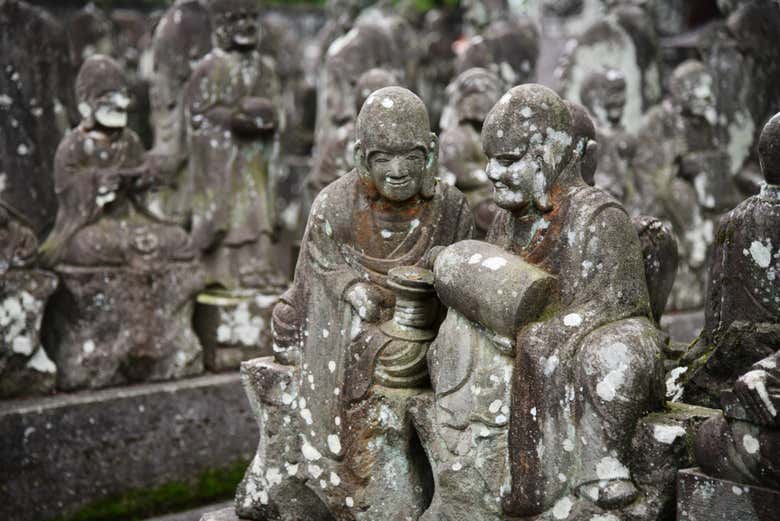 Explore the sculptures of the Kita-in temple