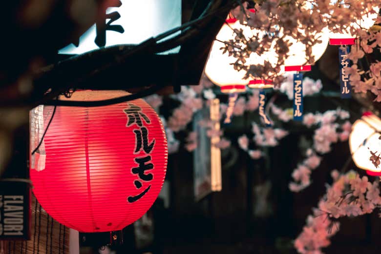 Cantos nostálgicos em Omoide Yokocho
