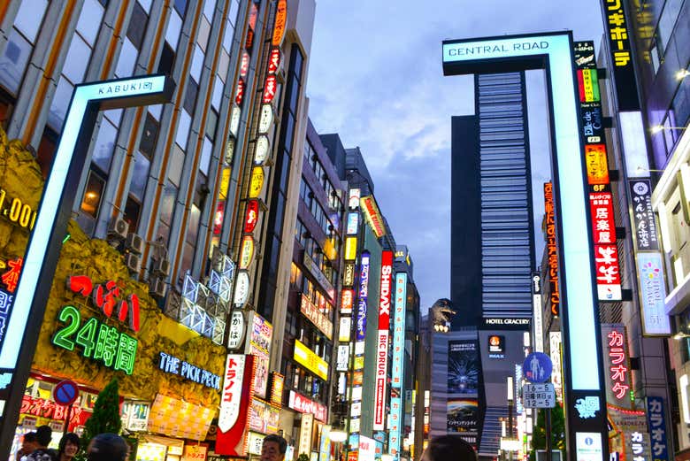 See the Godzilla head in the Kabukichō district!